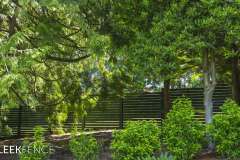 Sleek-Screen-fence-in-garden