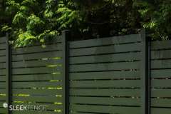 Sleek-horizontal-aluminum-screen-fence-2